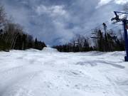 Buckelpiste onder de vierpersoons stoeltjeslift