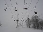 Oude eenpersoonsstoeltjeslift in het skigebied Kagura