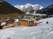 De Dorfbahn vertrekt aan de rand van het dorp Werfenweng.