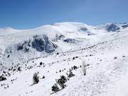 Diepe sneeuwhellingen in het skicentrum Markudjik
