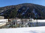 De elektriciteitscentrale voor de groene stroom bevindt zich direct bij het dalstation.