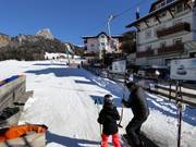 Kleine kinderen worden altijd geholpen bij het instappen.