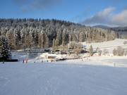 Uitzicht op het dalstation en de parkeerplaatsen