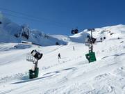 Krachtige sneeuwkanonnen in het skigebied Whakapapa