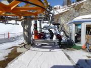 Het vriendelijke personeel helpt bij het instappen bij de stoeltjeslift.