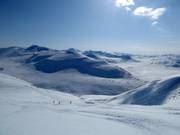 Ongerepte hellingen wachten bij het heliskiën