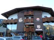 Café Unterlercher bij het dalstation in Fügen