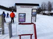 Informatie bij de ingang van de liften