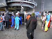 Het personeel is aanwezig bij het instappen van de gondelliften.