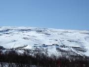 Uitzicht vanaf de weg E10 op het skigebied