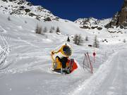 Sterk sneeuwkanon in het skigebied Pejo