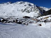 De piste eindigt direct in Andermatt
