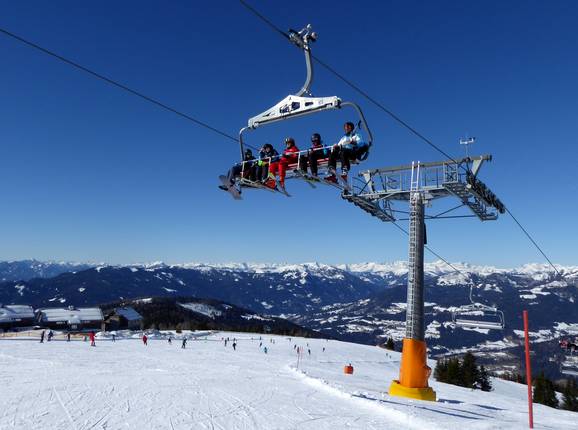 Brede pistes bij de stoeltjeslift Neugarten 8er-Carving Jet