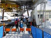 Kinderen krijgen hulp bij het instappen in de stoeltjeslift