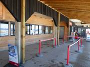 Verzorgde kassa bij het dalstation