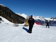 Het vriendelijke personeel is ook aanwezig bij de transportband.