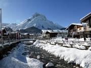 De rivier Lech in het dorp Lech