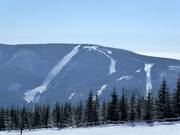 Uitzicht op de skipistes bij Pláň en Hromovka